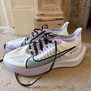 Nike Zoom Gravity Sneakers